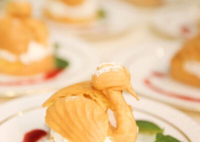 Hors-d'ouvres shaped in a swan
